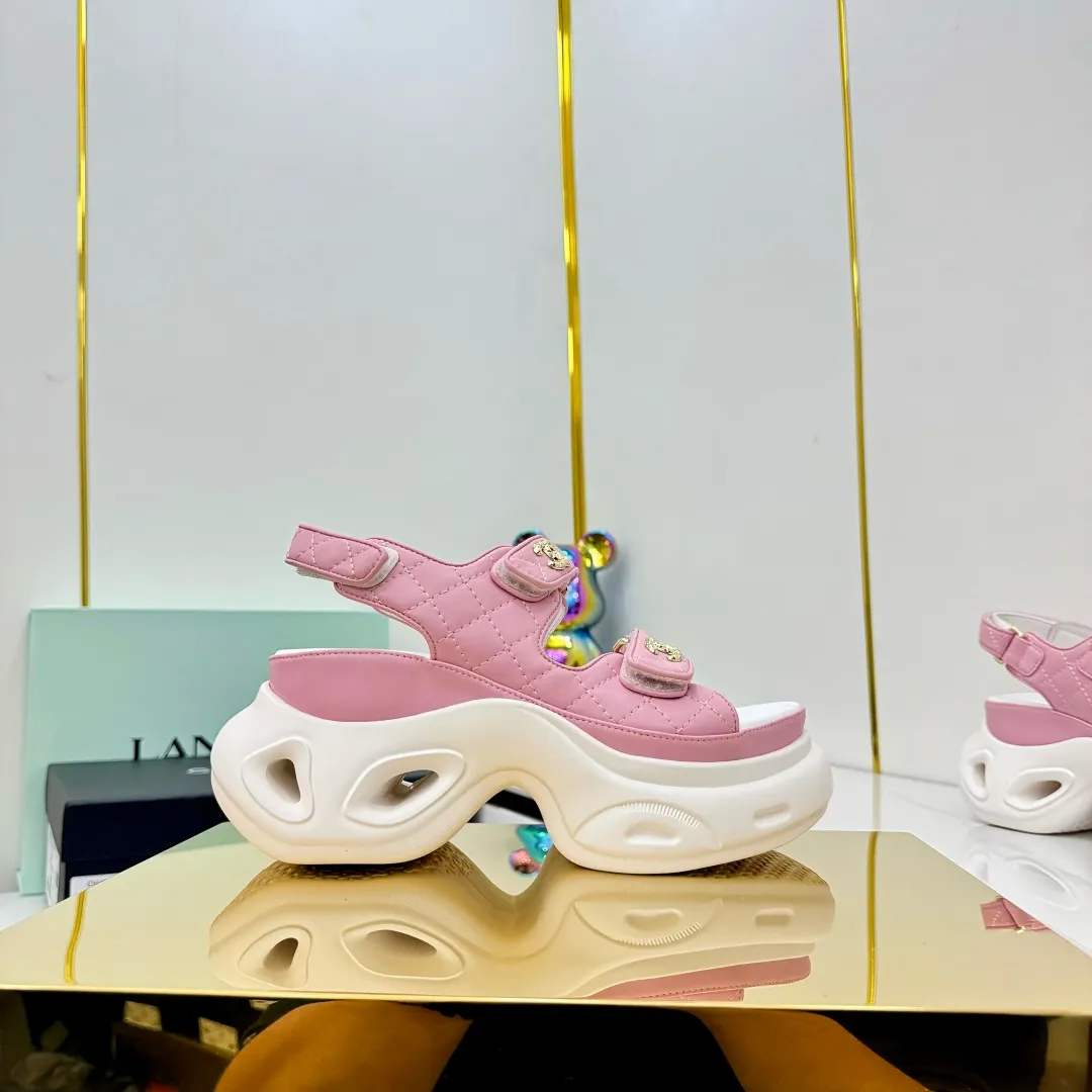 👟👟Ex-factory price 680👟👟 Top version... Chanel｜Chanel Xiaoxiang Velcro Beach Slippers Slippers Casual Beach Shoes 25ss Spring and Summer New Style! Beach shoes are a hit all over the internet! The latest model from the counter, I am still willing to buy it on my feet. It must be ranked among the most popular models. It is invincible in all seasons. Various bloggers and Internet celebrities can see the matching styles. Highly recommended. Pearlescent sheepskin upper, sheepskin lining, suede for feet. Original open-molded TPU outsole size: 35-40 (customized for 40 and 41). Full set of original packaging 👉 👉 👉 👉 👉